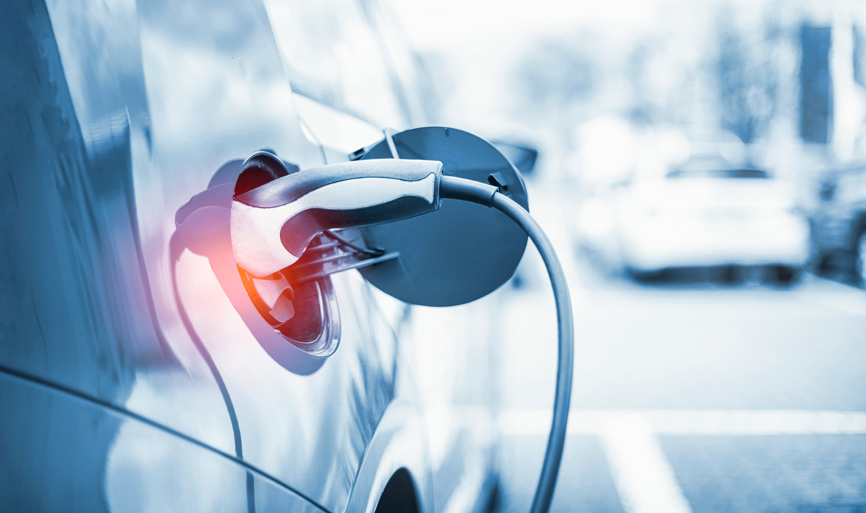 Ein elektrisches Auto, das geladen wird